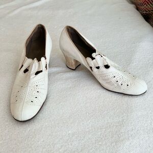 Vintage 1930s 1940s Cream or Off White Leather Heels or Oxford Style Pumps